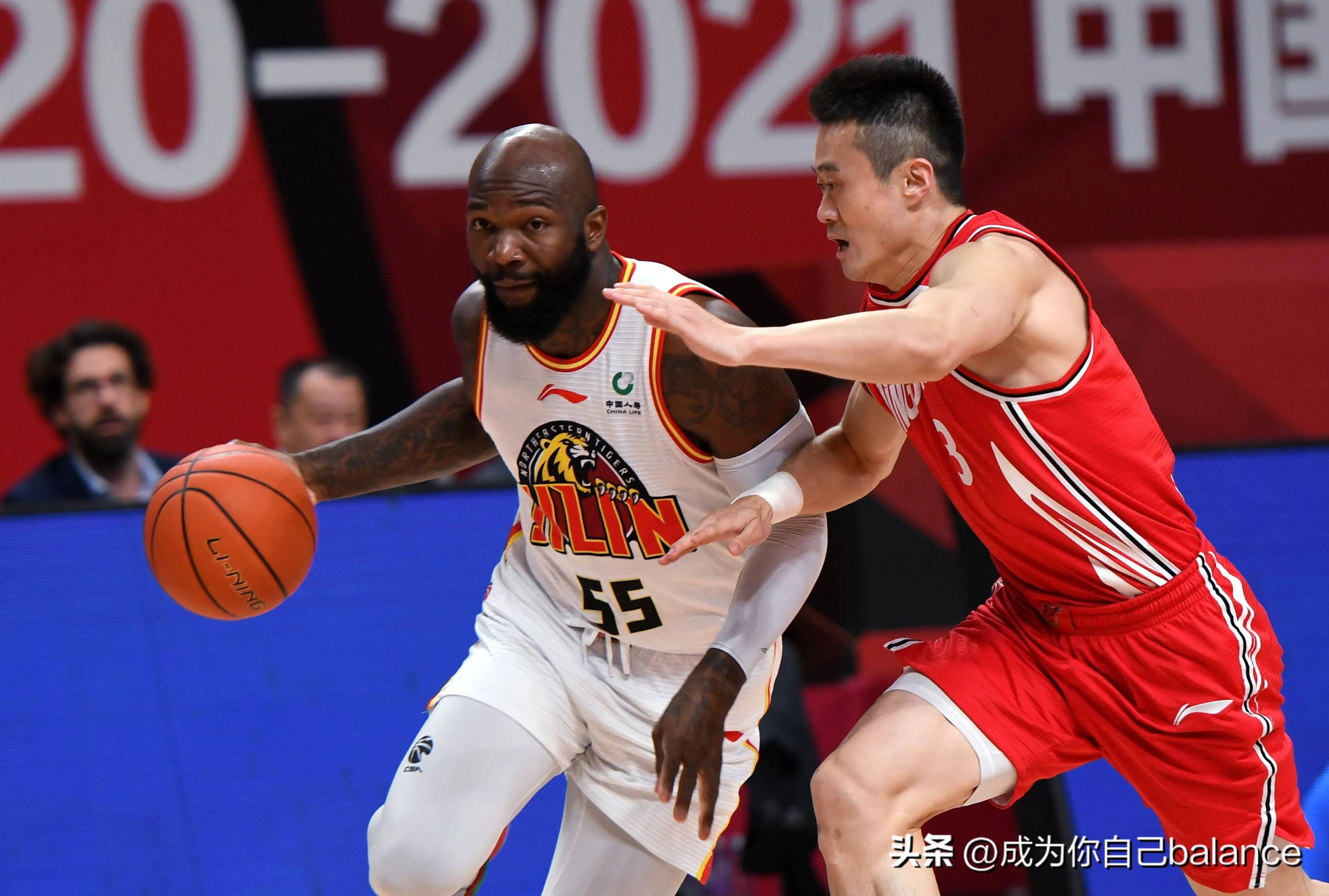 关于职业篮球比赛近况：辽宁男篮成功保持不败的信息