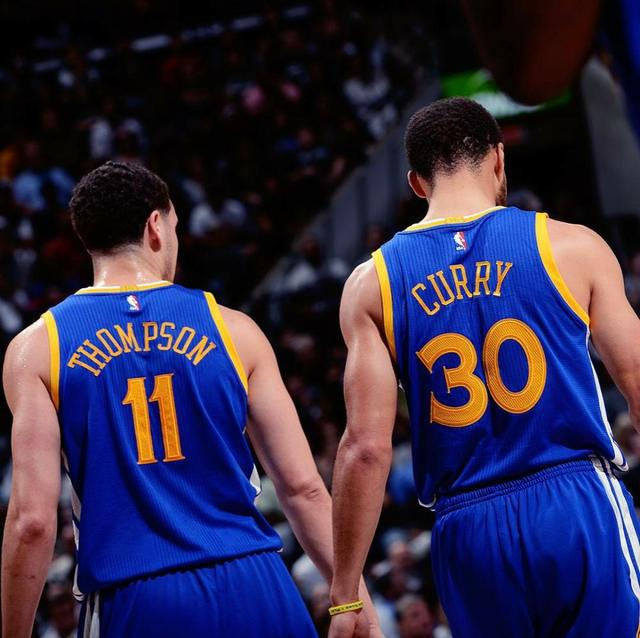 76人轻取深圳队,克莱带队取胜 76人轻取深圳队,克莱带队取胜