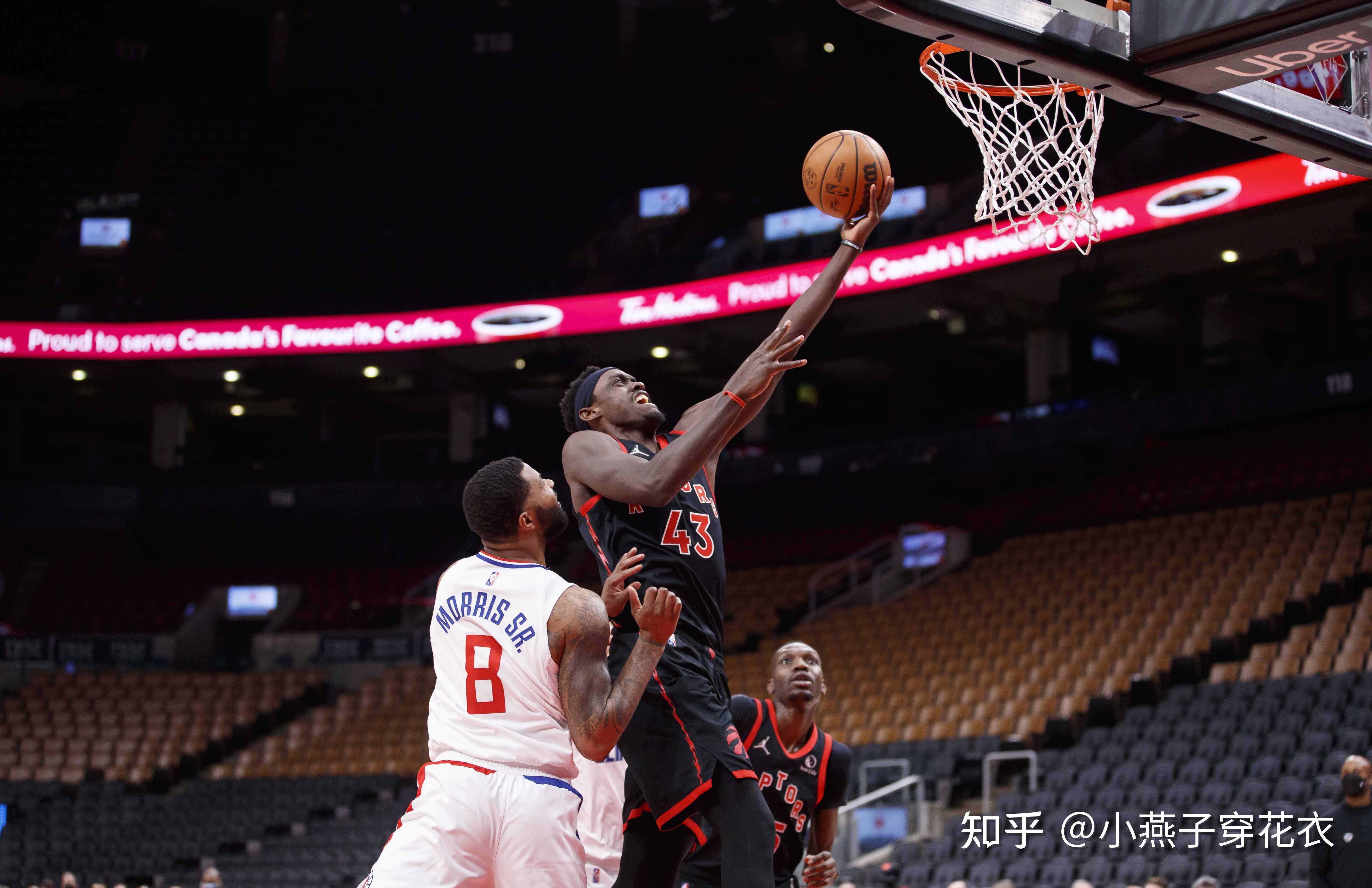 青岛队完胜快船,范弗利特点燃赛场 青岛队完胜快船,范弗利特点燃赛场