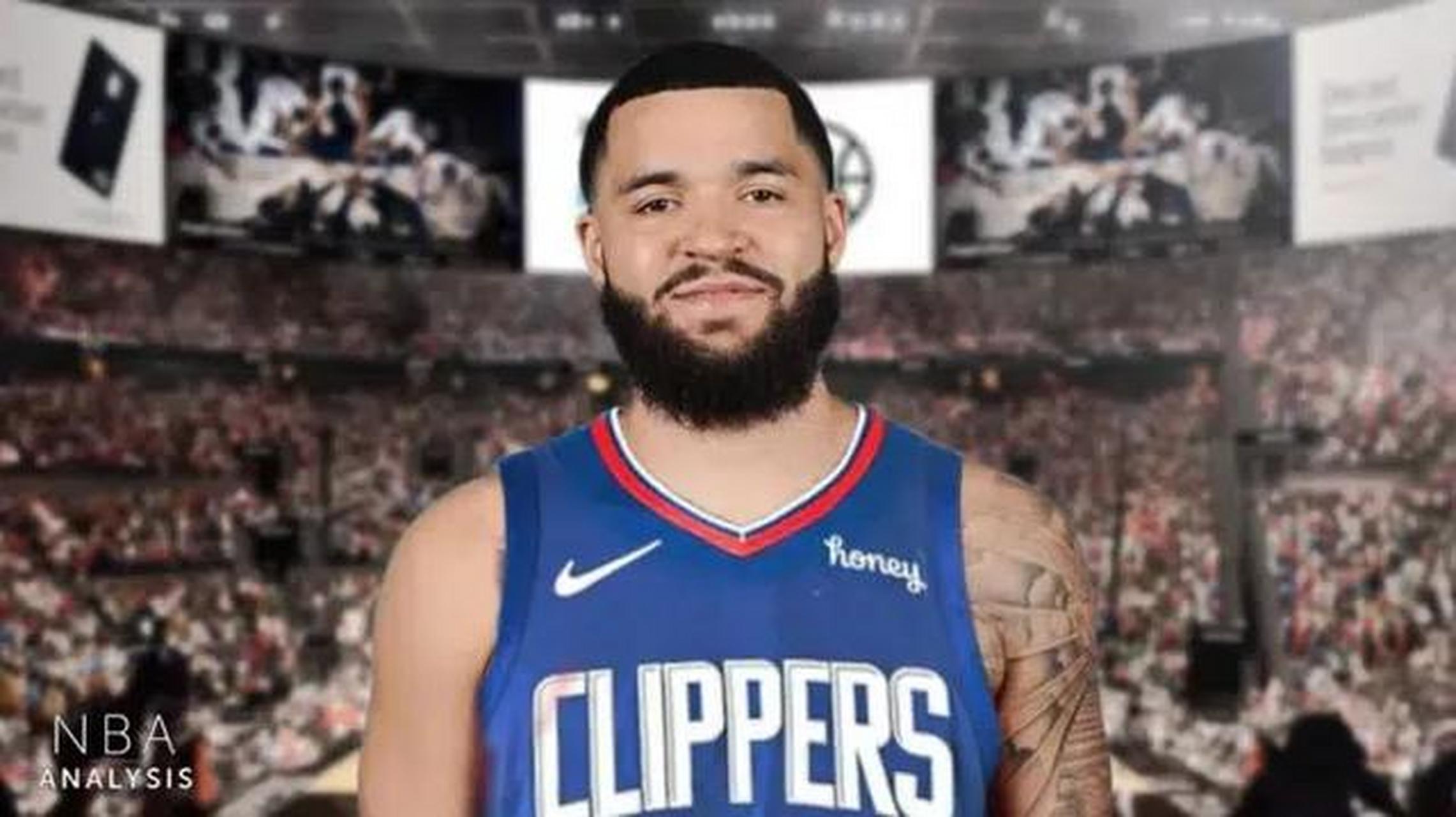 青岛队完胜快船,范弗利特点燃赛场 青岛队完胜快船,范弗利特点燃赛场