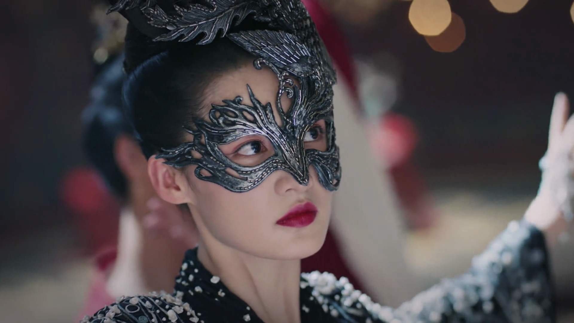 奥斯梅恩登顶欧洲之巅，伊拉克胜利诠释足球的多重面孔