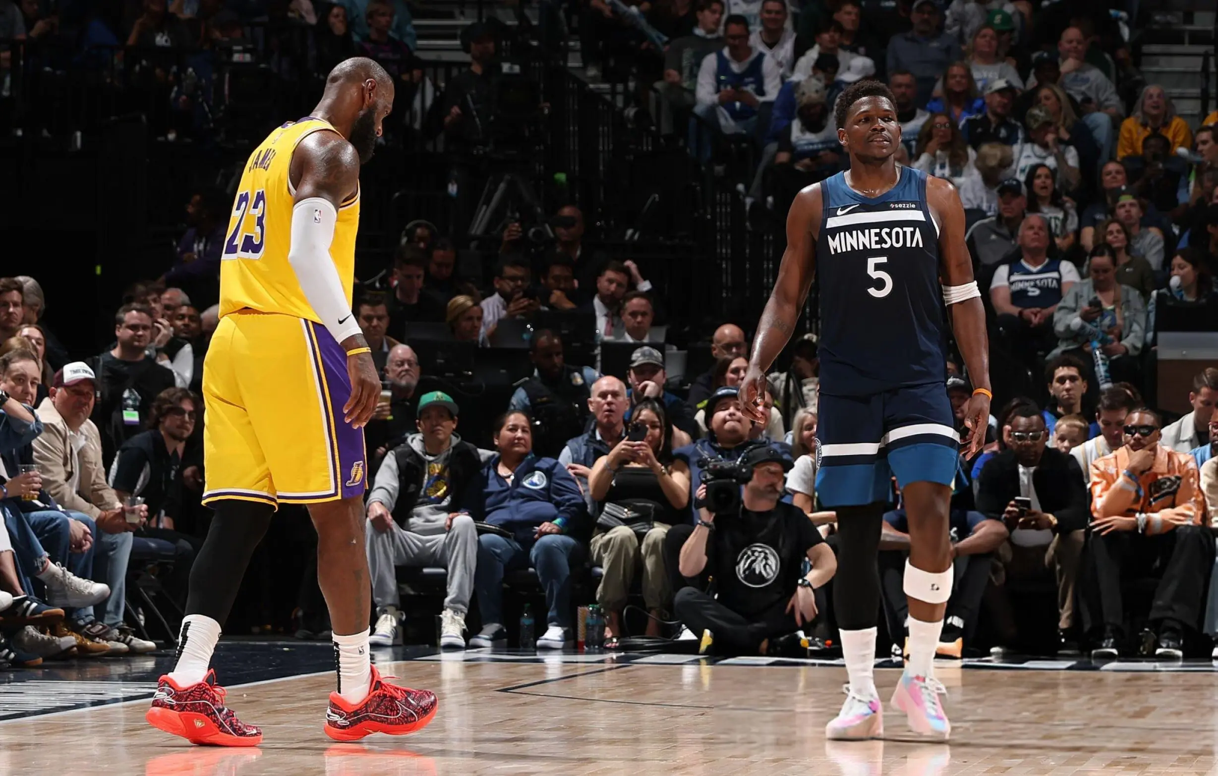 NBA季后赛之夜，詹姆斯带动全队节奏